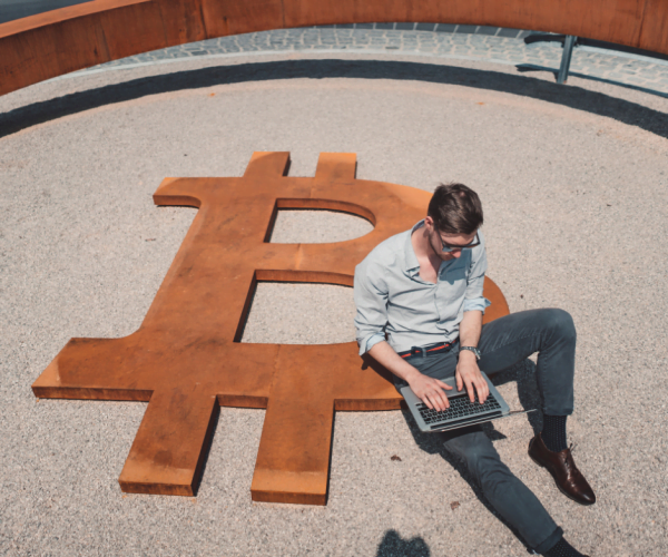Bitcoin_symbol_guy_with_laptop_how-to-be-an-expert-in-cryptocurrency